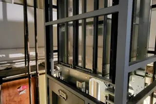 Atrium začíná zdobit nový výtah