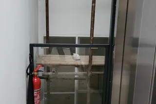 Detail na dveře výtahu a lešení