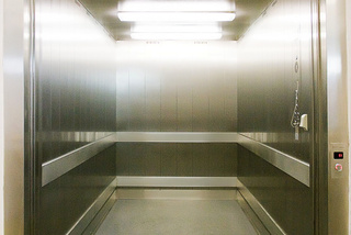 Nákladní výtah, 4600 kg, 3 stanice, Praha 10 Nákladní výtah, 4600 kg, 3 stanice, Praha 10