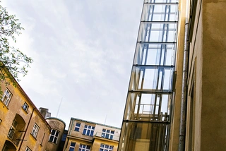 Venkovní domácí výtah v prosklené šachtě, 4 osoby, 4 stanice, Praha 6